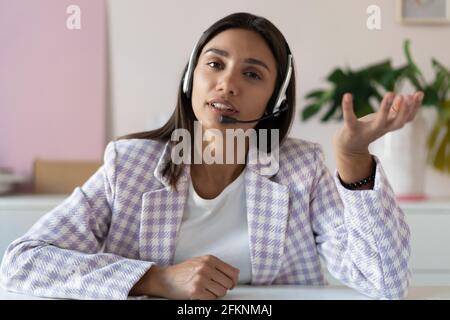 Webcam Ansicht indische Mischrasse Frau sitzen drinnen reden mit Video Konferenzanwendung Stockfoto