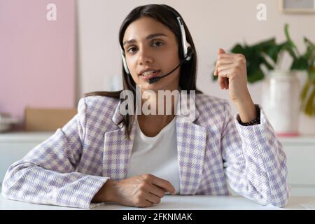 Webcam Ansicht indische Mischrasse Frau sitzen drinnen reden mit Video Konferenzanwendung Stockfoto