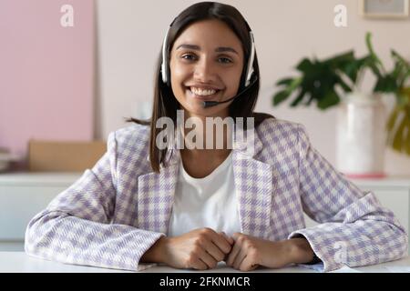 Webcam Ansicht indische Mischrasse Frau sitzen drinnen reden mit Video Konferenzanwendung Stockfoto