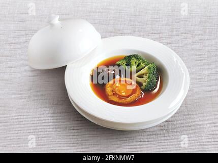 Geschmorte Abalone mit Brokkoli und Pilz Stockfoto