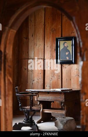 Eisenach, Deutschland. Mai 2021. Luthers Haus ist auf der Wartburg zu sehen. 500 Jahre nachdem der von Kaiser und Fürsten verfolgte Kirchenreformer Martin Luther (1483-1546) auf der Wartburg Zuflucht gefunden hatte, erinnert eine neue Sonderausstellung an das historische Ereignis. „Luther im Exil. Wartburgalltag 1521' heißt die Show, die am 4. Mai eröffnet werden sollte. Aufgrund der Pandemie werden die Besucher jedoch auf eine unsichere Zeit warten müssen. Quelle: Martin Schutt/dpa-Zentralbild/dpa/Alamy Live News Stockfoto