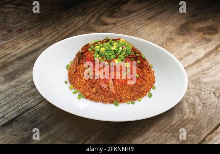 Gedämpfter Reis im asiatischen Stil mit konservierter chinesischer Wurst und Ente Fleisch Stockfoto