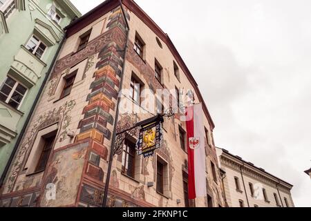 Innsbruck, Österreich - Februar 8 2021: Hotel Gasthof Goldener Adler, ein berühmtes Restaurant und Gasthaus in Tirol. Stockfoto