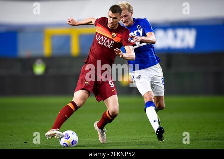 Genua, Italien. 02 Mai 2021. Edin Dzeko (L) von AS Roma wird während des Fußballspiels der Serie A zwischen UC Sampdoria und AS Roma von Morten Thorsby von UC Sampdoria herausgefordert. UC Sampdoria gewann 2-0 als Roma. Kredit: Nicolò Campo/Alamy Live Nachrichten Stockfoto