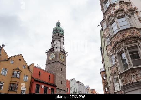 Altes Rathaus in Innsbruck, Tirol, Österreich, mit dem gotischen Turm Stadtturm in der Herzog Friedrich Straße Stockfoto