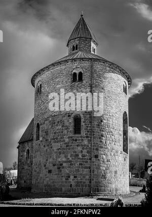 Die seltsame runde Kirche im ländlichen Dänemark, aus dem Mittelalter. Stockfoto