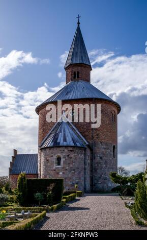 Die seltsame runde Kirche im ländlichen Dänemark, aus dem Mittelalter. Stockfoto