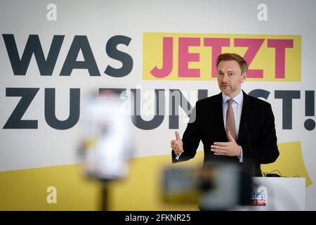 Berlin, Deutschland. Mai 2021. Christian Lindner, Fraktionschef und Parteivorsitzender der FDP, hält eine Pressekonferenz am Rande der digitalen Fraktionssitzung seiner Partei im Reichstagsgebäude. Quelle: Kay Nietfeld/dpa/Alamy Live News Stockfoto