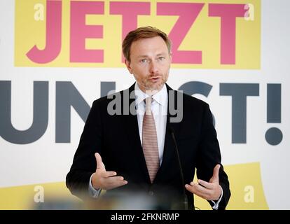 Berlin, Deutschland. Mai 2021. Christian Lindner, Fraktionschef und Parteivorsitzender der FDP, hält eine Pressekonferenz am Rande der digitalen Fraktionssitzung seiner Partei im Reichstagsgebäude. Quelle: Kay Nietfeld/dpa/Alamy Live News Stockfoto