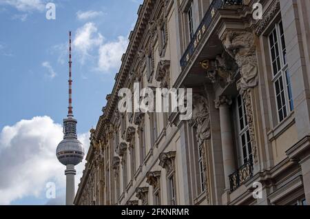 Berlin, Deutschland. Mai 2021. Hinter dem Humboldt Forum erhebt sich der Fernsehturm in den Himmel Quelle: Paul Zinken/dpa-Zentralbild/dpa/Alamy Live News Stockfoto