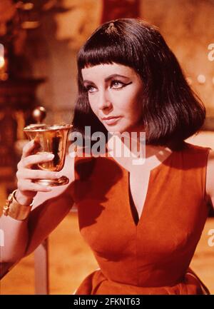 ELIZABETH TAYLOR als Cleopatra in Kostüm gestaltet von IRENE SHARAFF in CLEOPATRA 1963 Regisseur JOSEPH L. MANKIEWICZ Drehbuch Joseph L. Mankiewicz Ranald MacDougall und Sidney Buchman Musik Alex North Produzent Walter Wanger Schweiz - UK - USA Koproduktion MCL Films S.A. / Walwa Films S.A. / Twentieth Century Fox Stockfoto