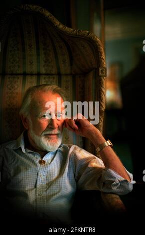 DER BRITISCHE SCHAUSPIELER SIR JOHN MILLS IN SEINEM HAUS IN BUCKINGHAMSHIRE. Stockfoto