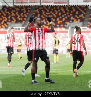 Ivan Toney von Brentford punktet mit dem Strafpunkt auf 2-0 und feiert während des EFL Sky Bet Championship-Spiels zwischen Brentford und Watford am 1. Mai 2021 im Brentford Community Stadium, London, England. Foto von Ken Sparks. Nur zur redaktionellen Verwendung, Lizenz für kommerzielle Nutzung erforderlich. Keine Verwendung bei Wetten, Spielen oder Veröffentlichungen einzelner Clubs/Vereine/Spieler. Stockfoto