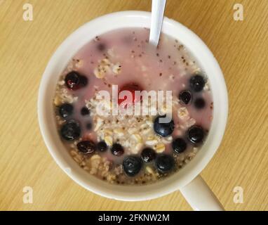 Gesundes Frühstück. Haferbrei mit Chiasamen und Heidelbeeren Stockfoto