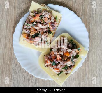 Zwei gesunde, leckere Sandwiches mit dunklem Brot, Käse und Gemüse Stockfoto