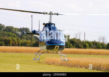 Bell 206B-3 Jet Ranger III Helikopter G-TCSM landet auf dem Land in Essex, Großbritannien. Im Besitz von Aerial Helicopters Ltd Stockfoto