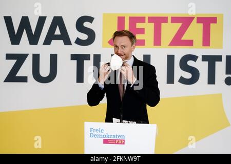 Berlin, Deutschland. Mai 2021. Christian Lindner, Fraktionschef und Parteivorsitzender der FDP, hält eine Pressekonferenz am Rande der digitalen Fraktionssitzung seiner Partei im Reichstagsgebäude. Quelle: Kay Nietfeld/dpa/Alamy Live News Stockfoto