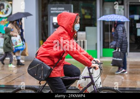 Preston, Lancashire; 3. Mai 2021 Wetter in Großbritannien; nasse Geschäfte, Shopper und Shopping Feiertagsmontag-Waschtag für Unternehmen im Stadtzentrum. Im April dieses Jahres gab es die niedrigsten durchschnittlichen Mindesttemperaturen für April in Großbritannien seit 1922, sagte das Met Office, dass die niedrigen Temperaturen bis in den Mai andauern werden. Allerdings wird es am Montag eine große Veränderung geben, nachdem ein Gebiet mit tiefem Niederdruck aus dem Westen hereinziehen wird, das erhebliche Niederschläge und starke Stürme für das gesamte Vereinigte Königreich mit sich bringt. Kredit; MediaWorldImages/AlamyLiveNews Stockfoto