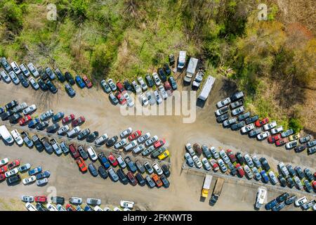 Panorama ansehen Auktionslose Terminal auf vielen Gebrauchtwagen geparkt Parken in einer Reihe Stockfoto