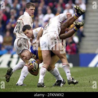 Bradford Bulls gegen Leeds Rhinos Rugby League Silk Cup Final im schottischen Murrayfield. Leroy Rivet aus Leeds Rhinos wird im Finale im Murrayfield-Stadion in Edinburgh von den Bradford-Spielern hochgeputscht. Stockfoto