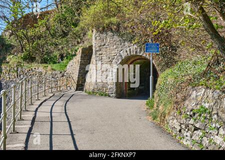 Tunnel zwischen Wiseman's Bridge und Coppet Hall, in der Nähe von Saundersfoot, Pembrokeshire, Wales Stockfoto