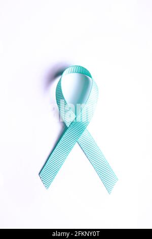 Blue Awareness Ribbon - Symbol für die Bekämpfung von Prostatakrebs, unterstützen die Überlebenden und Kindesmissbrauch Bewusstsein. Isoliert auf weißem Hintergrund, Kopierbereich Stockfoto
