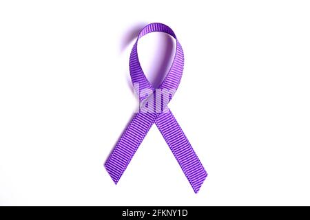 Purple Awareness Ribbon stellt Bauchspeicheldrüsenkrebs, alzheimer-Krankheit, Lupus, Tiermissbrauch, ADD und religiöse Toleranz dar. Isoliert auf weißem Backgro Stockfoto