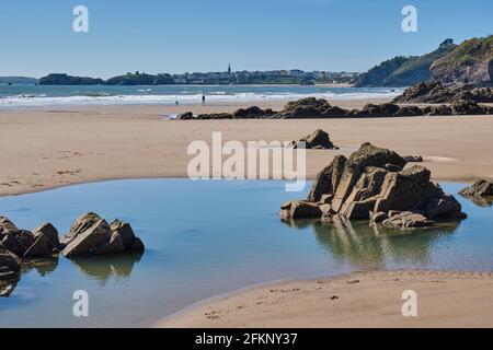 Tenby, von Monkstone Beach, Monkstone Point, in der Nähe von Saundersfoot, Pembrokeshire, Wales Stockfoto