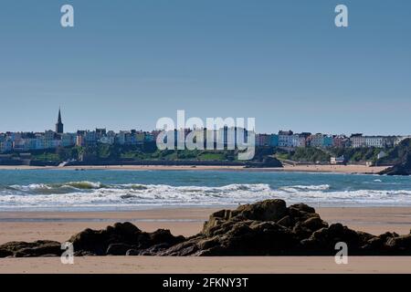 Tenby, von Monkstone Beach, Monkstone Point, in der Nähe von Saundersfoot, Pembrokeshire, Wales Stockfoto