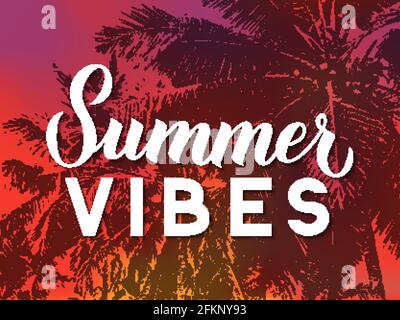 Der Sommer vibriert mit modernen Kalligraphie-Schriftzügen auf hellem Hintergrund mit Sonnenuntergangsfarben und Silhouetten von Palmen. Inspirierendes Zitat Typografie Poster Stock Vektor