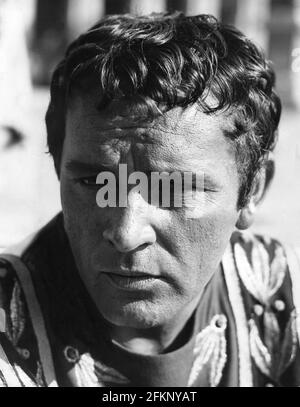 RICHARD BURTON ehrliches Porträt in Kostüm als Mark Antony während der Dreharbeiten zu CLEOPATRA 1963 Regisseur JOSEPH L. MANKIEWICZ Drehbuch Joseph L. Mankiewicz Ranald MacDougall und Sidney Buchman Musik Alex North Produzent Walter Wanger Schweiz - UK - USA Koproduktion MCL Films S.A. / Walwa Films S.A. / Twentieth Century Fox Stockfoto