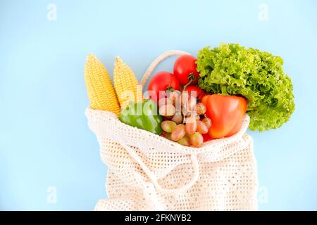 Gemischte Bio-Früchte, Gemüse & Gemüse: Maiskolben, Tomaten, Pfeffer, Salatsalat, Trauben und Äpfel in wiederverwendbarem Baumwollnetzbeutel. Keine Wa Stockfoto