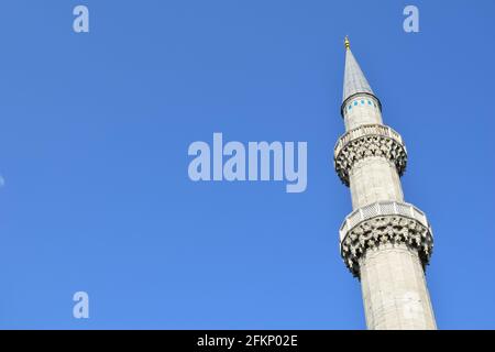 Ein Minarett mit zwei Balkonen, das zur Suleymaniye Moschee (erbaut im 16. Jahrhundert) in Istanbul, Türkei, gehört. Ein wichtiges Beispiel eines osmanischen Architekten Stockfoto