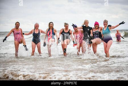 Montag, 3. Mai 2021. Langland Bay, Swansea, Wales. Eine Gruppe von Schwimmern, die in Langland Bay, Swansea, fotografiert wurden, als sie an einem nassen und windigen Montag an den Bankfeiertagen dem kühlen Meer trotzen, da schlechtes Wetter den Großteil Großbritanniens beeinflusst. Stockfoto