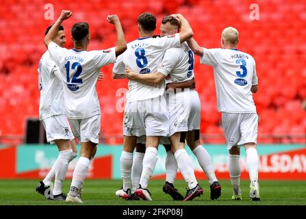 London, Großbritannien. Mai 2021. Dale Pearson (2. R) von Consett AFC feiert mit seinen Teamkollegen, nachdem er beim „Buildbase FA Vase Final“-Spiel im Wembley Stadium, London, den 2-1. Platz erreicht hat. Bildnachweis sollte lauten: Paul Terry/Sportimage Kredit: Sportimage/Alamy Live News Stockfoto