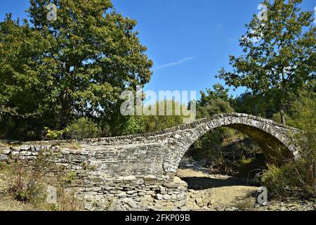 Landschaft mit Panoramablick auf Aghios Minas, eine handgefertigte Steinbrücke mit einem Bogen in Ost-Zagori, Epirus Griechenland. Stockfoto