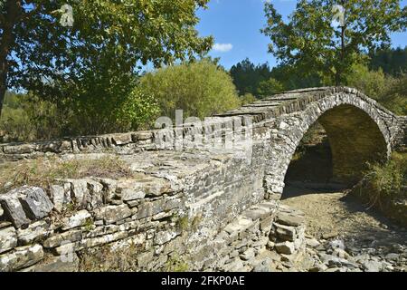 Landschaft mit Panoramablick auf Aghios Minas, eine handgefertigte Steinbrücke mit einem Bogen in Ost-Zagori, Epirus Griechenland. Stockfoto