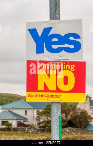 Gegenteilige Ansichten zum schottischen Unabhängigkeitsreferendum von 2014. Schilder auf der Isle of Lewis in den Äußeren Hebriden. Stockfoto