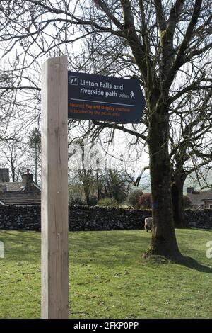 Hölzerner Wegweiser zu den Linton Falls im Grassington Car Park auf dem Dales Way Long Distance Path im Yorkshire Dales National Park, England, Großbritannien. Stockfoto