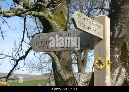 Holzfußweg Wegweiser nach Kettlewell bei Grassington auf dem Dales Way Long Distance Path im Yorkshire Dales National Park, England, Großbritannien. Stockfoto