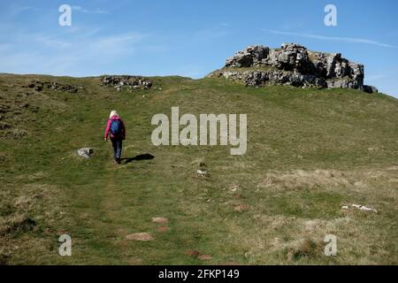 Woman Walking by Conistone Pie between Kettlewell & Grassington on the Dales Way Long Distance Footpath im Yorkshire Dales National Park, England. Stockfoto