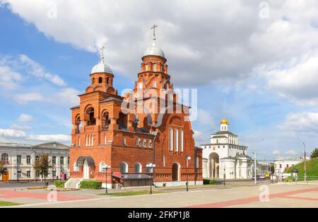 Trinity (Troitskaya) Kirche und Golden Gate. Wladimir, Russland. Stockfoto