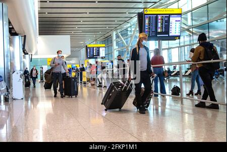London, Großbritannien. Mai 2021. Passagiere, die am Terminal 2 ankommen. Ferien für Freizeit könnte am 17. Mai wieder aufgenommen werden. Eine parteiübergreifende Gruppe von Abgeordneten sagt, dass Ferien im Ausland abgeraten werden sollten, um eine dritte Welle zu stoppen. Es soll eine Ampelanlage mit Ländern installiert werden, die den grünen, gelben und roten Listen hinzugefügt werden. Die Regierung wird das neue System in Kürze bekannt geben. Quelle: Tommy London/Alamy Live News Stockfoto