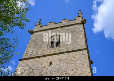 Alter Kirchturm mit blauem Himmel Stockfoto