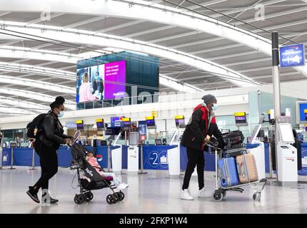 London, Großbritannien. Mai 2021. Passagiere, die am Terminal 5 abfliegen. Ferien für Freizeit könnte am 17. Mai wieder aufgenommen werden. Eine parteiübergreifende Gruppe von Abgeordneten sagt, dass Ferien im Ausland abgeraten werden sollten, um eine dritte Welle zu stoppen. Es soll eine Ampelanlage mit Ländern installiert werden, die den grünen, gelben und roten Listen hinzugefügt werden. Die Regierung wird das neue System in Kürze bekannt geben. Quelle: Tommy London/Alamy Live News Stockfoto