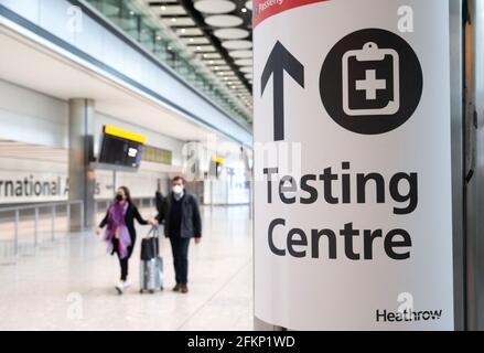 London, Großbritannien. Mai 2021. Testzentrum Schild am Terminal 5 Feiertage für Freizeit könnte am 17. Mai wieder aufgenommen werden. Eine parteiübergreifende Gruppe von Abgeordneten sagt, dass Ferien im Ausland abgeraten werden sollten, um eine dritte Welle zu stoppen. Es soll eine Ampelanlage mit Ländern installiert werden, die den grünen, gelben und roten Listen hinzugefügt werden. Die Regierung wird das neue System in Kürze bekannt geben. Quelle: Tommy London/Alamy Live News Stockfoto