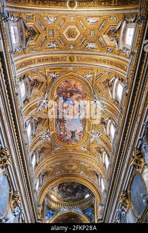 Santa Maria in Vallicella (Chiesa Nuova) barocke Kirche im Inneren in Rom, Italien, Tonnengewölbe verzierte Decke mit dem Wunder der Madonna della Vallice Stockfoto