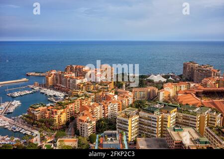 Monaco Fürstentum Fontvieille Stadtteil Stadtbild, Luftbild mit Stadion in der Mitte, Horizont des Mittelmeers Stockfoto