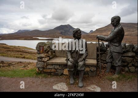 Statuen am Knockan Crag, Bildungszentrum für Geologie und die Geschichte der lokalen Felsen. Auf der NC500-Route in den schottischen Highlands. Stockfoto