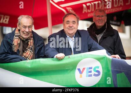 Alex Salmond (Mitte), Parteichef von Alba, mit dem ehemaligen Labour-Minister Les Huckfield (links) und dem Lothian-Kandidaten Kenny MacAskill bei einem Besuch in der Scotsman Lounge in Edinburgh während des Wahlkampfes für die bevorstehenden schottischen Parlamentswahlen am 6. Mai 2021. Bilddatum: Montag, 3. Mai 2021. Stockfoto